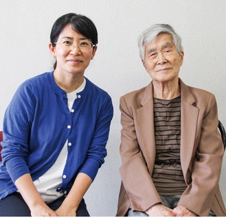 新井代表（右）と事務局の七川富美子さん＝4月20日