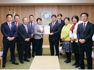 福田市長（左から６人目）へ要望書を渡す多摩区の市議