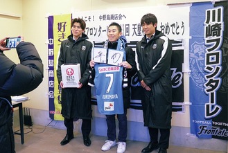 ファンと記念撮影する田邉選手(左)と車屋選手
