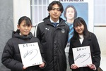 長沢でサイン会を行った松井選手（中央）