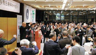 川崎西税務署の菊池正純署長による音頭で乾杯する参加者