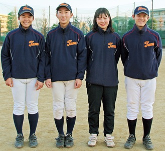 左から主将の松崎航太さん、冨永直暉さん、マネージャーの持田和香さん、後藤陽翔さん＝１月31日、多摩高校で