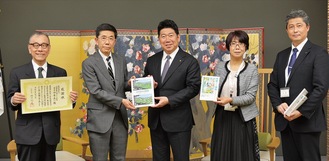 (左から)平本さん、中島理事長、福田市長、山本区長、区職員