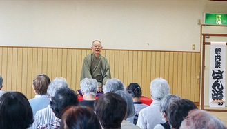 高座に上がるかわさき落語倶楽部のメンバー