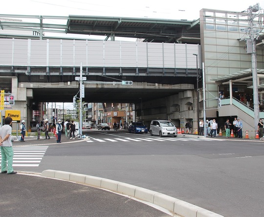 信号機が設置された高架下横の交差点＝８月29日