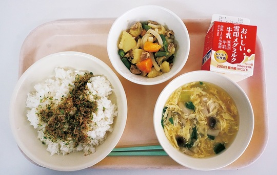 市内小学校で4月に提供された給食