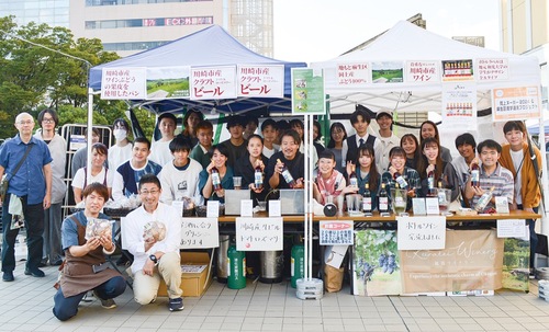 ワイン作りに携わった学生ら