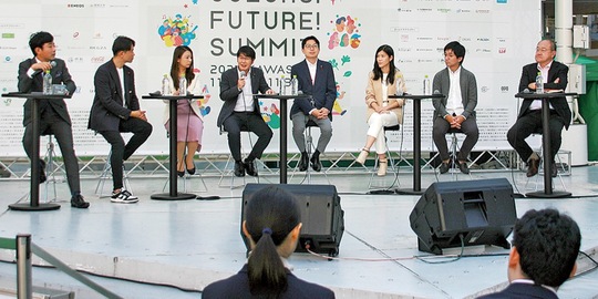 質問に応じるパネラー