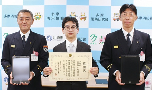 感謝状を持つ天笠会長(中央)と佐川署長(右)、立花将一副署長