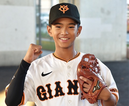 ガッツポーズをする酒井さん