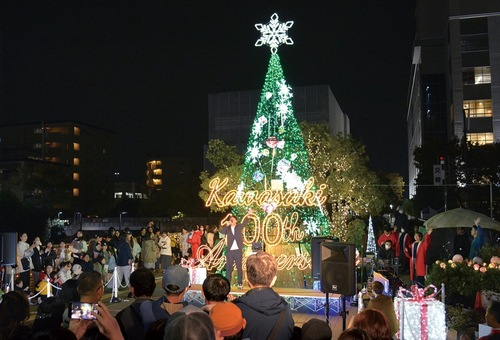 メインツリーの前で歌う鈴木さん