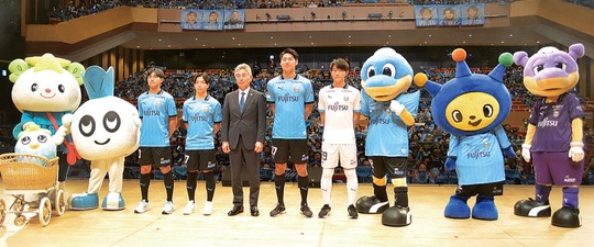 サポーターを背に記念写真に納まる選手たち