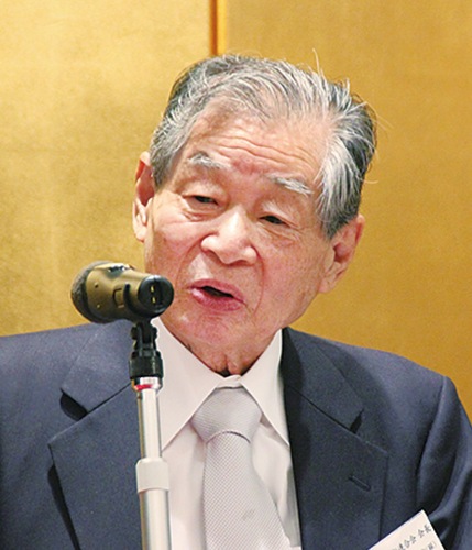 あいさつする安陪会長