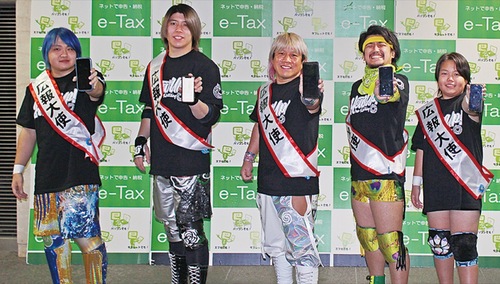 ｢スマホ申告」のPRをする選手ら＝税務署提供