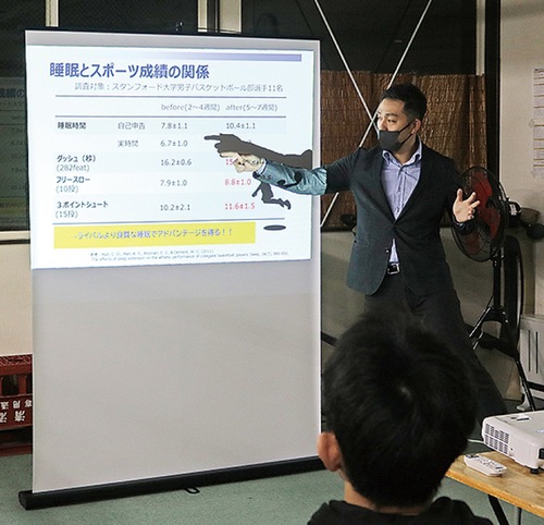 セミナーを行う佐保田さん