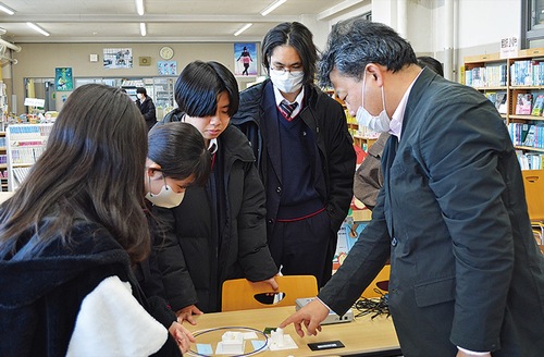３Ｄ模型の説明をする元木教授（右）と、生徒たち