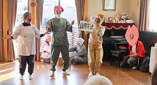 劇を披露するボランティア