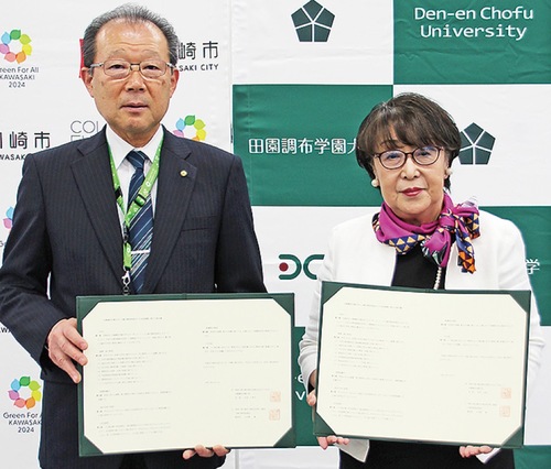 協定書を持つ小田嶋教育長（左）と生田学長