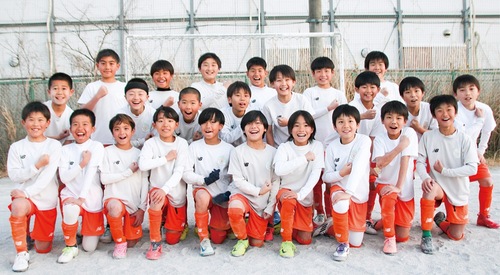 練習拠点としている麻生水処理センター「ふれあいの広場」に集まった選手