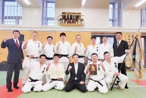 優勝を喜ぶ多摩署の柔道訓練員のメンバーら（多摩署提供）