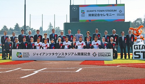 記念セレモニーでテープカットの後、写真撮影に応じる関係者ら＝３月１日