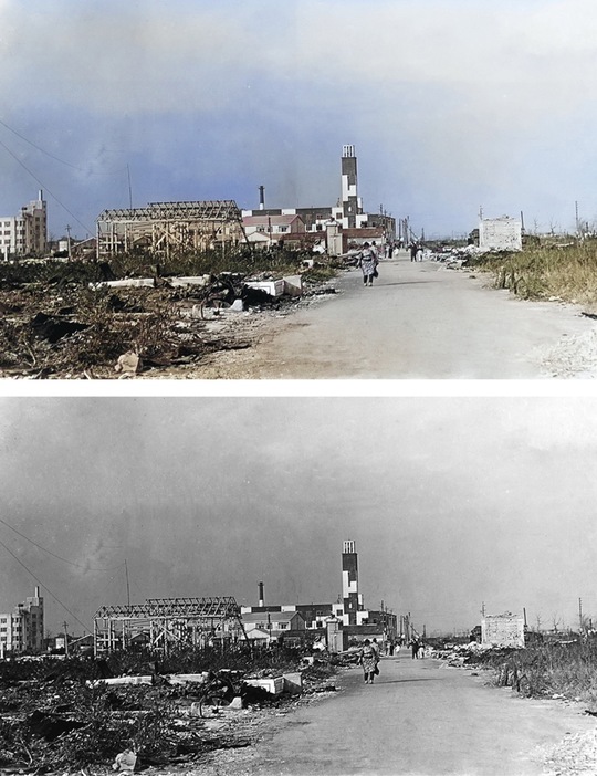 カラー化された市役所付近の焼け跡の写真（平和通りから市役所方面を撮影）＝平和館提供