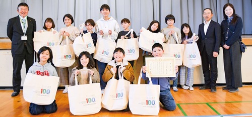 表彰を受けた児童ら