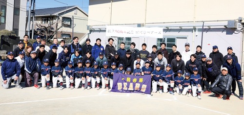 記念撮影をする現役選手と卒部生＝チーム提供