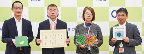 田中支配人（中央左）と山本奈保美麻生区長（同右）
