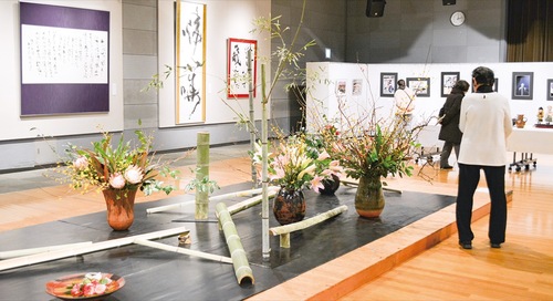 作品を楽しむ入場者