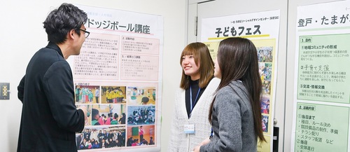 多摩ＳＤＣの活動を伝えるメンバー（右）