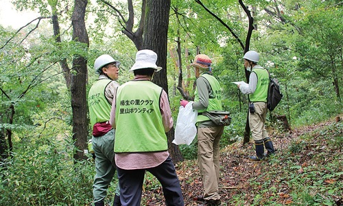 木々の様子をつぶさに調べ、危険木や枯死木を選定し、届出を行い、森を守り育てていく
