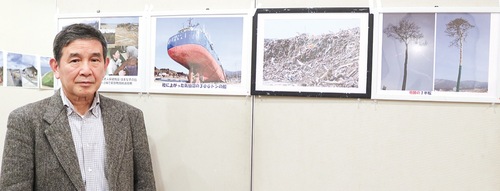 東北の写真を掲示する渡部さん