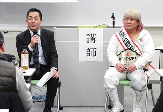 対談する新田会長（左）と田村代表