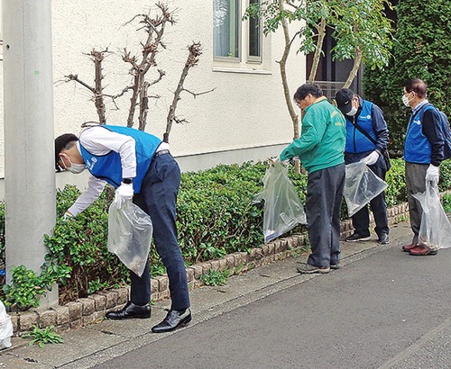 ゴミを集める会員ら＝RC提供