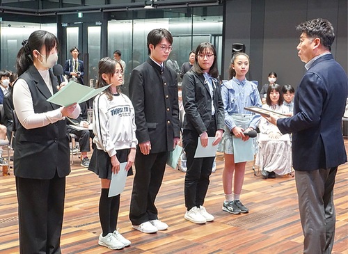 市長に提言するメンバー