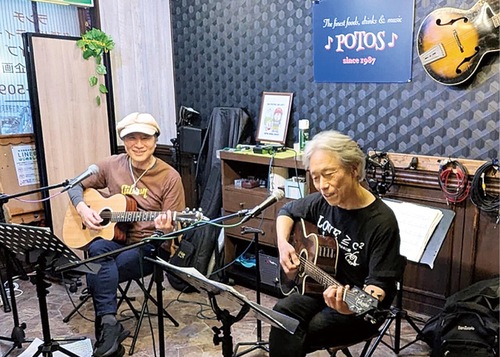 ライブを行う２人