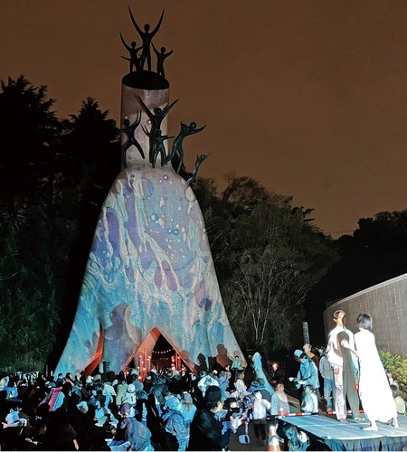 多くの人が詰めかけた母の塔周辺＝４月12日