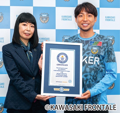 認定証を手にする小林選手（右）