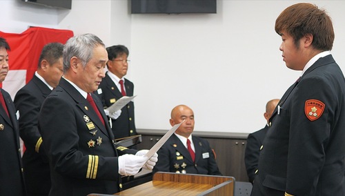 新入団員に辞令を渡す井田新団長（左）