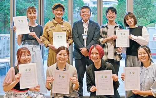 昨年のアンバサダー。佐藤直樹区長（後列中央）と