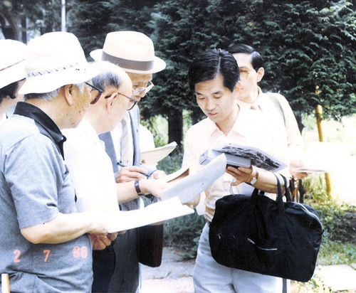 遺構を調査する渡辺さん（右、明治大学平和教育登戸研究所資料館所蔵）