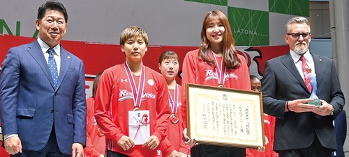 （左から）福田市長、町田瑠唯選手、宮澤選手、テーブスＨＣ