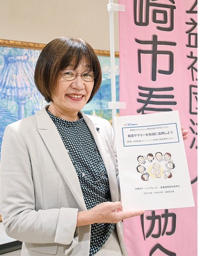 報告書を手にする堀田会長