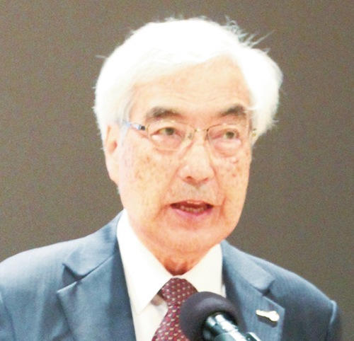 あいさつする小塚会長