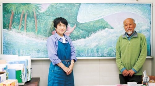 作品の前に立つ小椋さん（左）と上野さん