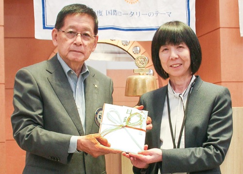 目録を持つ鈴木会長（左）と井上校長