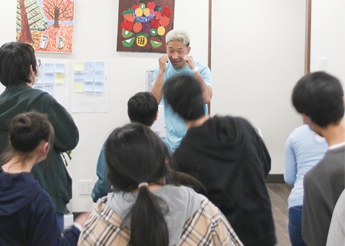 利用者の前で構える西岡選手