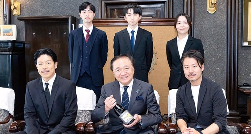 （前列左から）松本さん、黒岩知事、山田代表理事、（後列）学生
