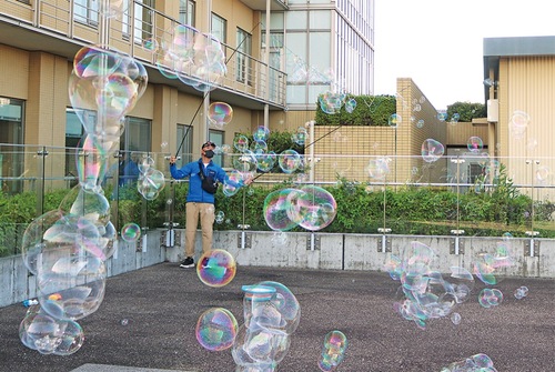 パフォーマンスをする「シャボン玉オヤジ」